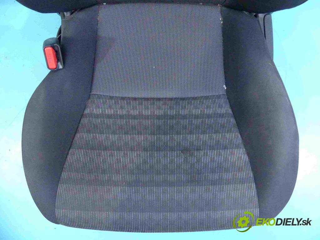 Toyota Yaris III 2011-2020 1.0 vvti 69KM manual 51 kW 998 cm3 5- Sedačka pravý  (Sedačky, sedadlá)