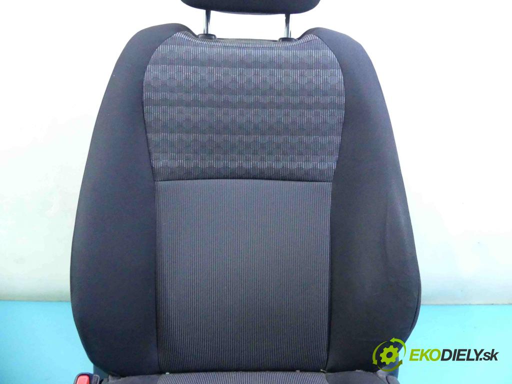 Toyota Yaris III 2011-2020 1.0 vvti 69KM manual 51 kW 998 cm3 5- Sedačka pravý  (Sedačky, sedadlá)