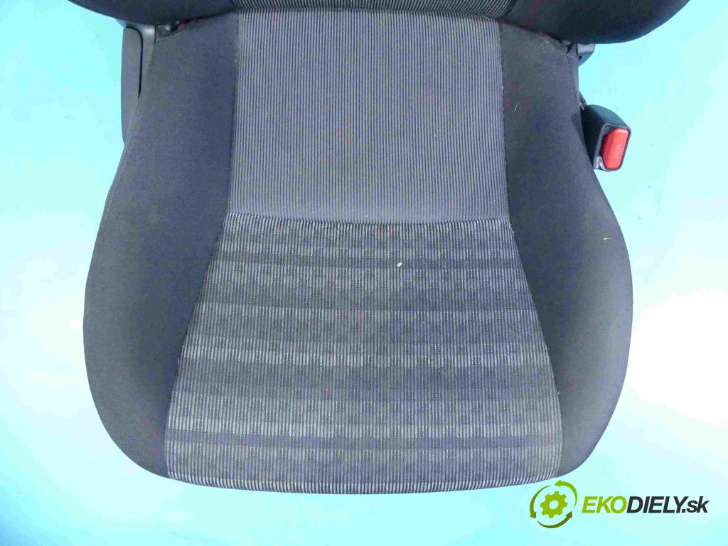Toyota Yaris III 2011-2020 1.0 vvti 69KM manual 51 kW 998 cm3 5- Sedačka pravý  (Sedačky, sedadlá)