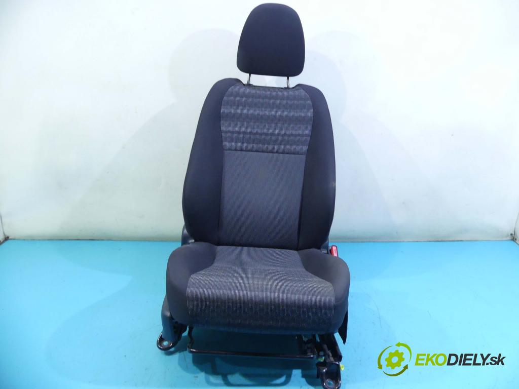 Toyota Yaris III 2011-2020 1.0 vvti 69KM manual 51 kW 998 cm3 5- Sedačka pravý  (Sedačky, sedadlá)
