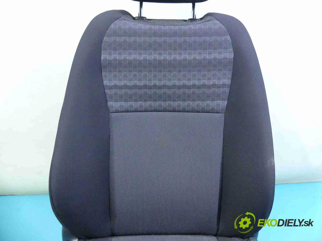 Toyota Yaris III 2011-2020 1.0 vvti 69KM manual 51 kW 998 cm3 5- Sedačka pravý  (Sedačky, sedadlá)