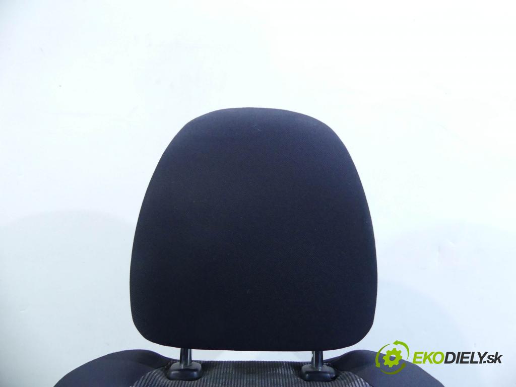 Toyota Yaris III 2011-2020 1.0 vvti 69KM manual 51 kW 998 cm3 5- Sedačka pravý  (Sedačky, sedadlá)