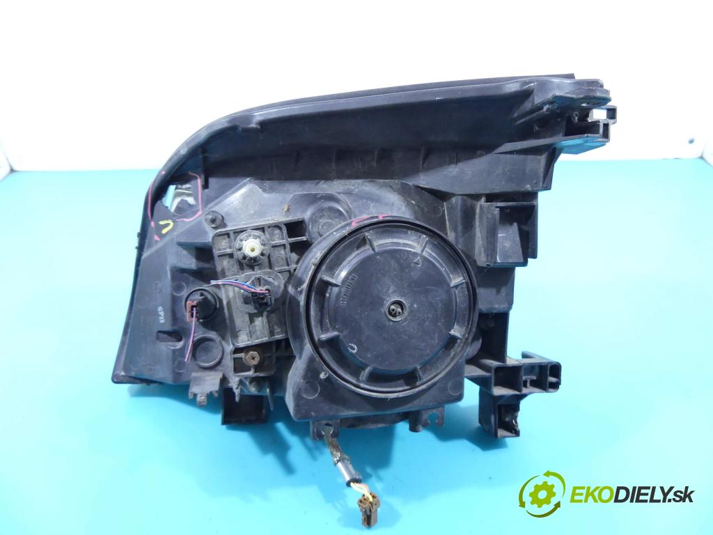 Nissan X-trail I T30 2001-2007 2.2 dci 136 HP manual 100 kW 2184 cm3 5- Reflektor: pravý  (Pravé)