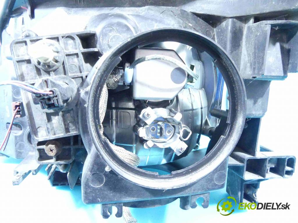 Nissan X-trail I T30 2001-2007 2.2 dci 136 HP manual 100 kW 2184 cm3 5- Reflektor: pravý  (Pravé)