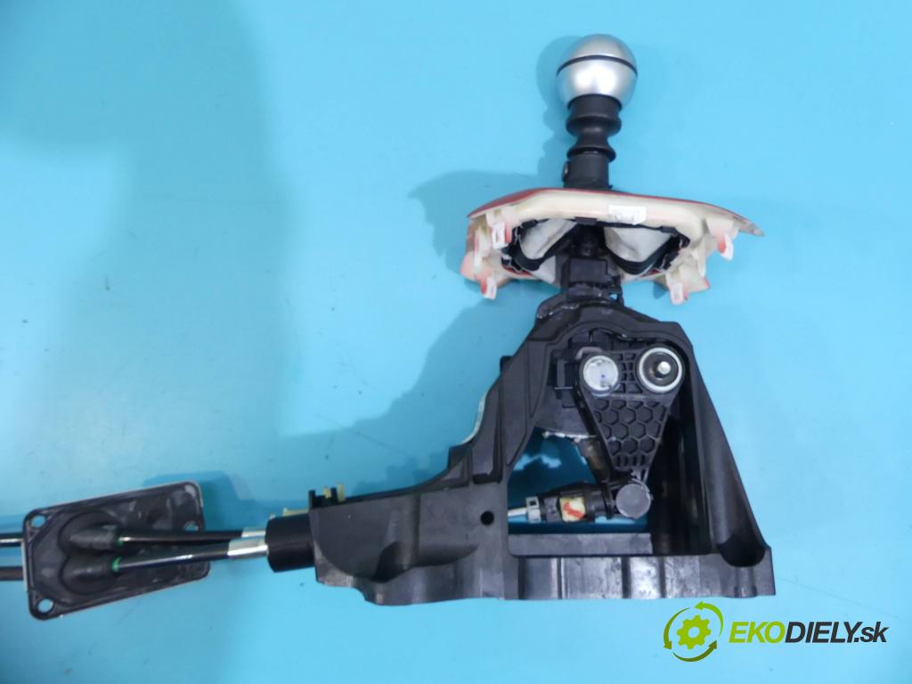 Jeep Renegade 2014- 1.4 T 140 HP manual 103 kW 1368 cm3 5- Páka: Změny: stupeň,rýchlosť 00502944640 (Rýchlostné páky / kulisy)