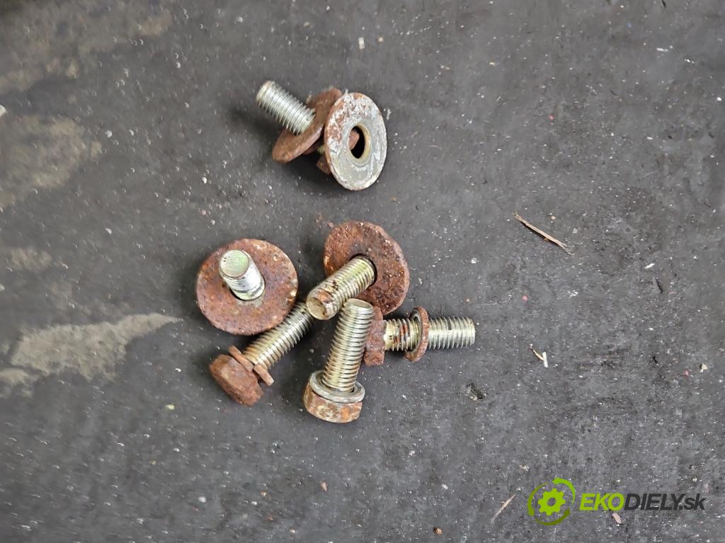 Jeep Renegade 2014- 1.4 T 140 HP manual 103 kW 1368 cm3 5- Hák: vlečení:  (Ťažné zariadenie)