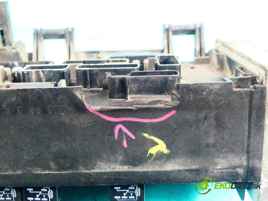 Chrysler Voyager IV 2000-2007 2.5 crdi 143 hp manual 105 kW 2499 cm3 5- skříňka pojistková 05144580AC (Pojistkové skříňky)