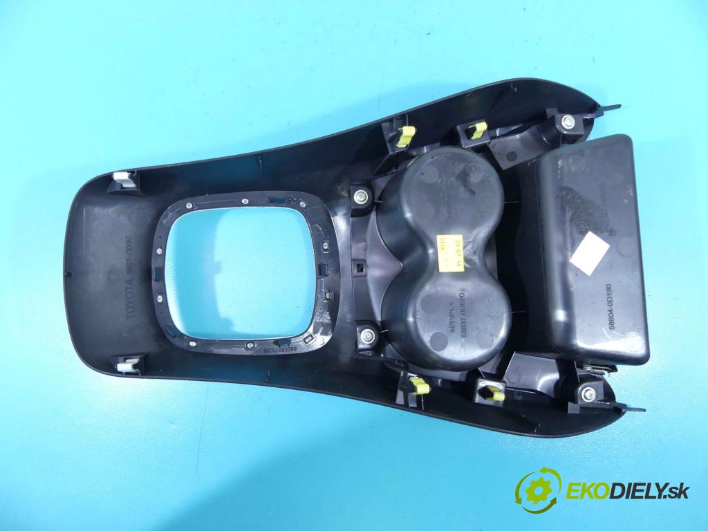 Toyota Yaris III 2011-2020 1.0 vvti 69KM manual 51 kW 998 cm3 5- Rukojeť: na nápoje: 58821-OD080 (Úchyty, držiaky na nápoje)