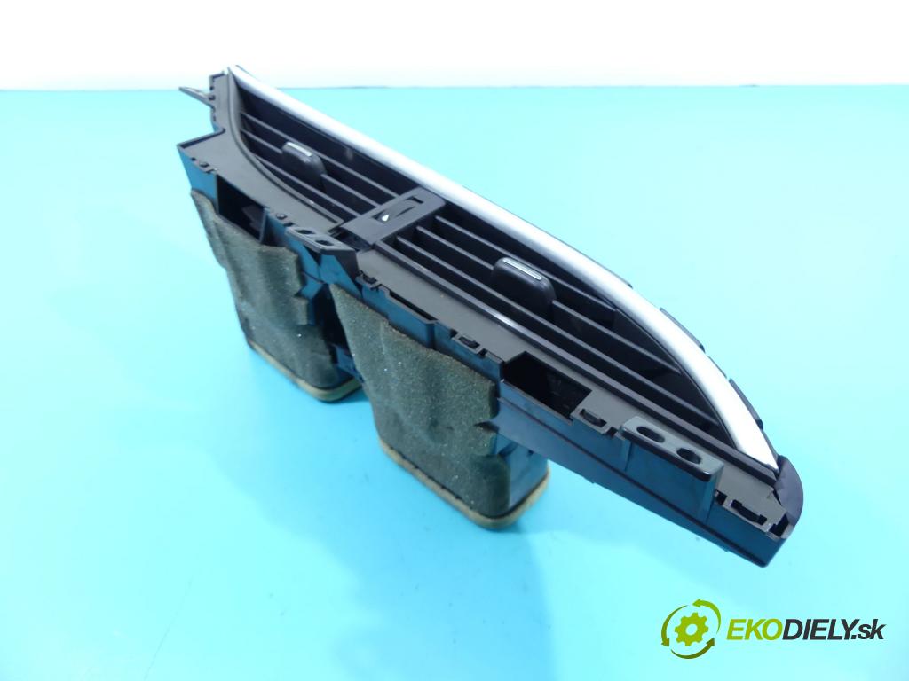 Toyota Yaris III 2011-2020 1.0 vvti 69KM manual 51 kW 998 cm3 5- Mřížka: kúrenia stredová 55670-0D240 (Mriežky kúrenia (fukáre))