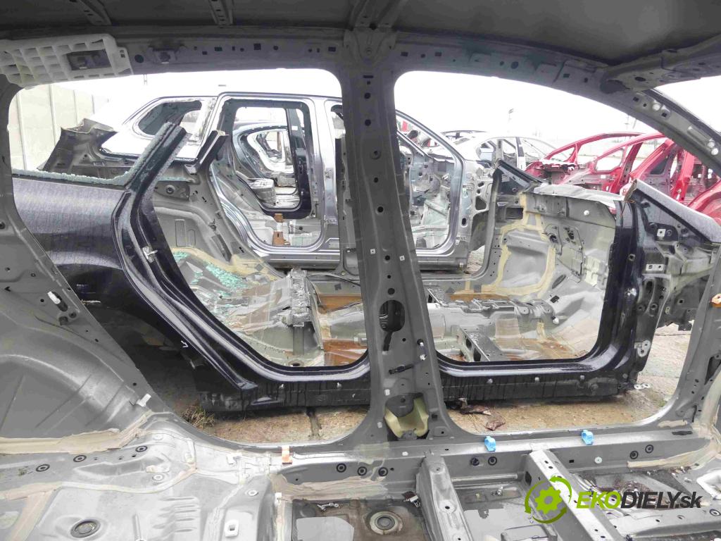 Toyota Yaris III 2011-2020 1.0 vvti 69KM manual 51 kW 998 cm3 5- Práh: ľavý  (Ostatné)