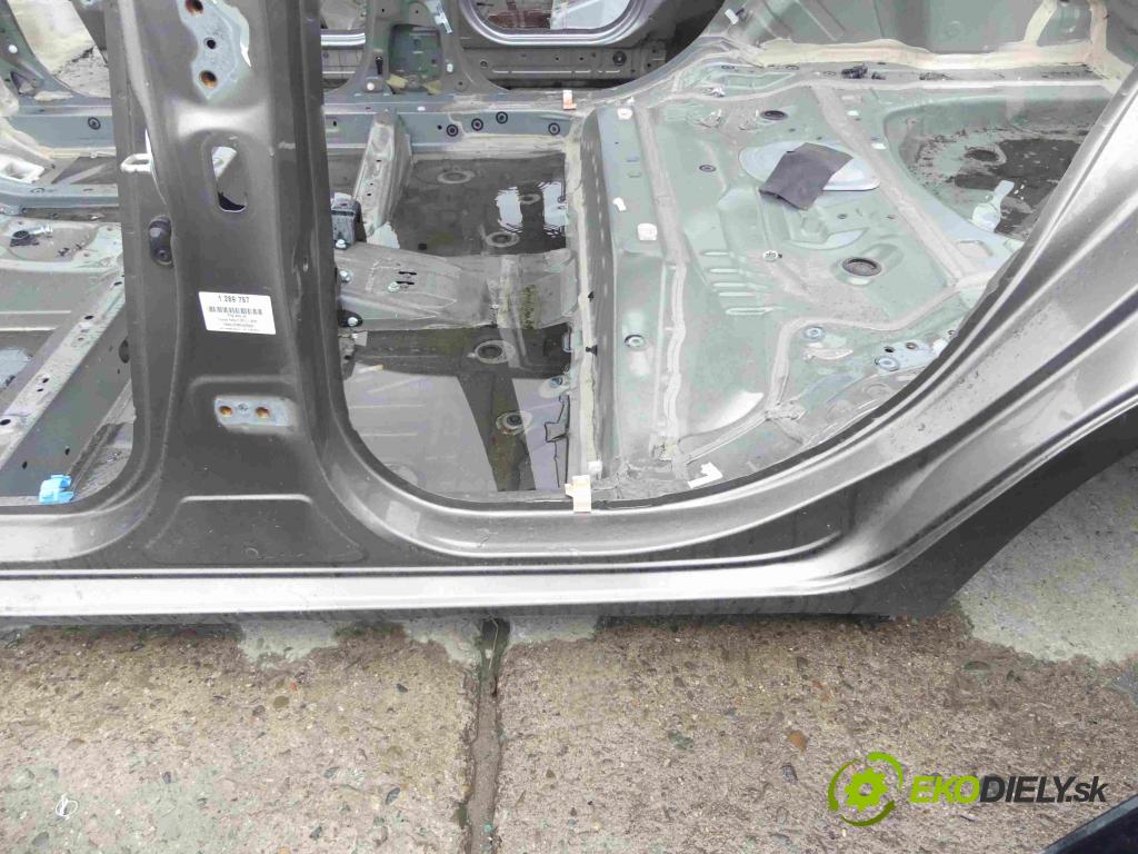 Toyota Yaris III 2011-2020 1.0 vvti 69KM manual 51 kW 998 cm3 5- práh levý (Ostatní)