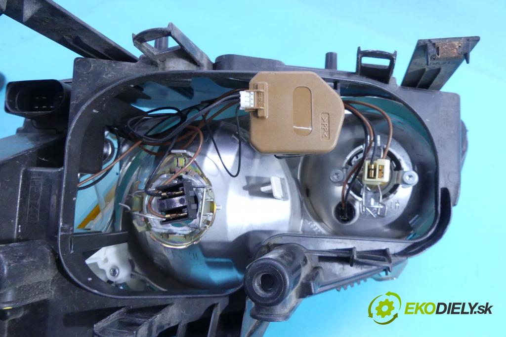 Ford C-Max I 2003-2010 2.0 tdci 136 HP manual 100 kW 1997 cm3 5- Reflektor: pravý 3M51-13005-AH (Pravé)