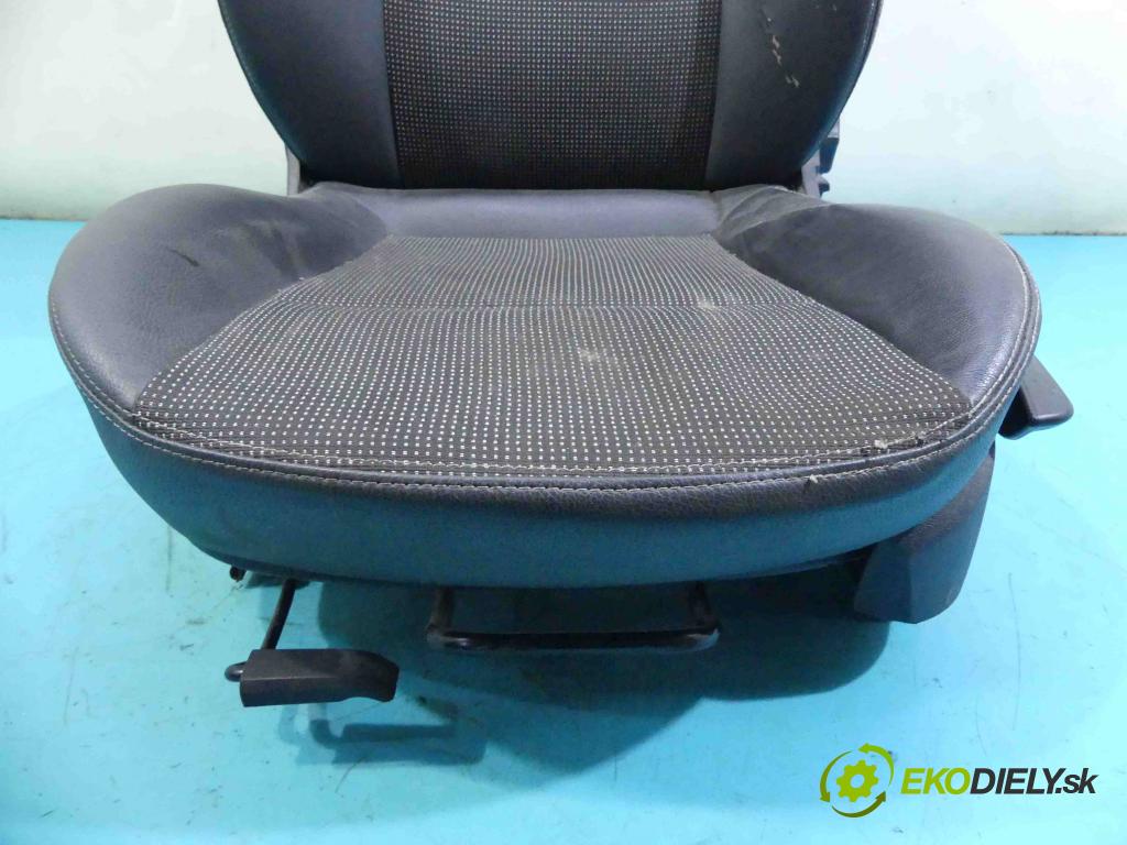 Opel Zafira B 2005-2014 1.7 cdti 110 HP manual 81 kW 1686 cm3 5- Sedačka pravý  (Sedačky, sedadlá)