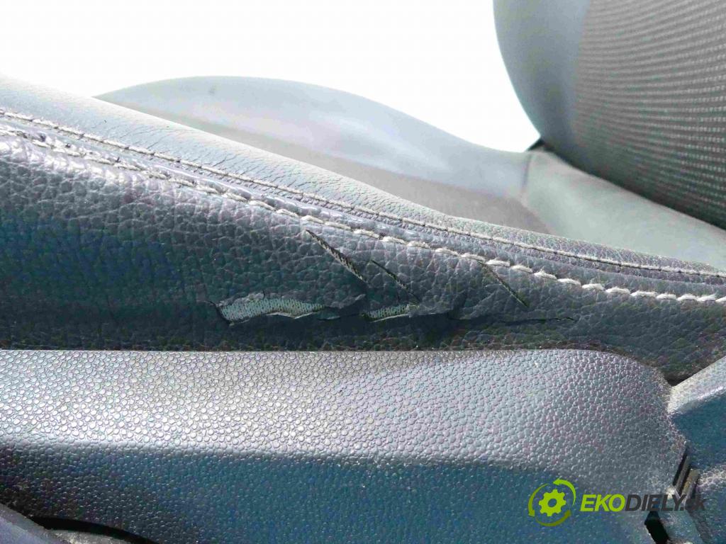 Opel Zafira B 2005-2014 1.7 cdti 110 HP manual 81 kW 1686 cm3 5- Sedačka pravý  (Sedačky, sedadlá)