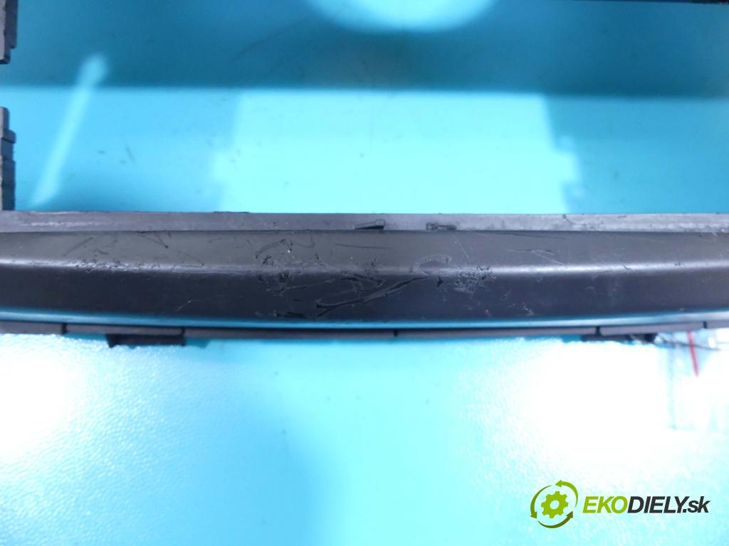 Renault Scenic II 2003-2009 2.0 16v 133 HP manual 98 kW 1998 cm3 5- Mřížka: kúrenia stredová 8200140713 (Mriežky kúrenia (fukáre))