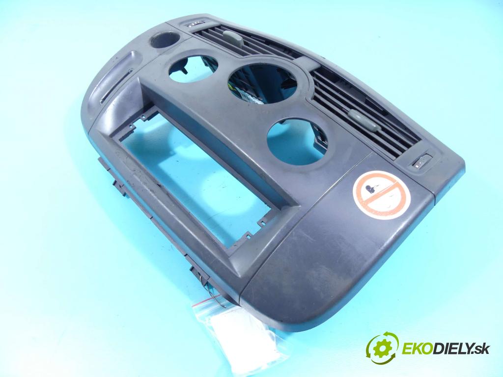 Renault Scenic II 2003-2009 2.0 16v 133 HP manual 98 kW 1998 cm3 5- Mřížka: kúrenia stredová 8200140713 (Mriežky kúrenia (fukáre))