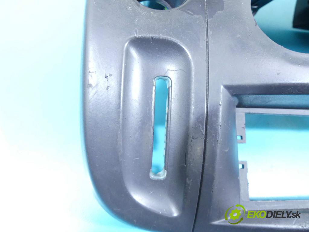 Renault Scenic II 2003-2009 2.0 16v 133 HP manual 98 kW 1998 cm3 5- Mřížka: kúrenia stredová 8200140713 (Mriežky kúrenia (fukáre))