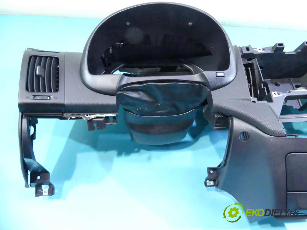 Hyundai I30 I 2007-2012 1.6 crdi 116 HP manual 85 kW 1582 cm3 5- kokpit,pristrojová doska rozdeľovacia