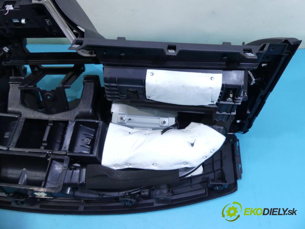 Hyundai I30 I 2007-2012 1.6 crdi 116 HP manual 85 kW 1582 cm3 5- kokpit,pristrojová doska rozdeľovacia