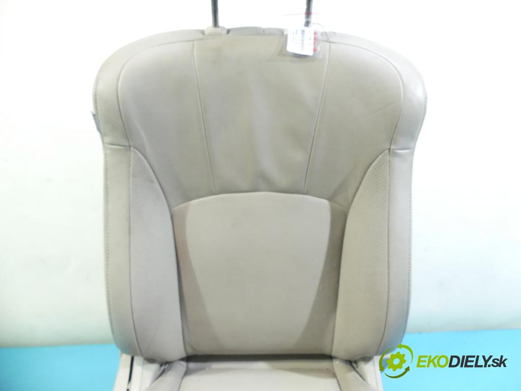 Mitsubishi Outlander II 2006-2013 2.0 DI-D 140 HP manual 103 kW 1968 cm3 5- Sedačka pravý  (Sedačky, sedadlá)