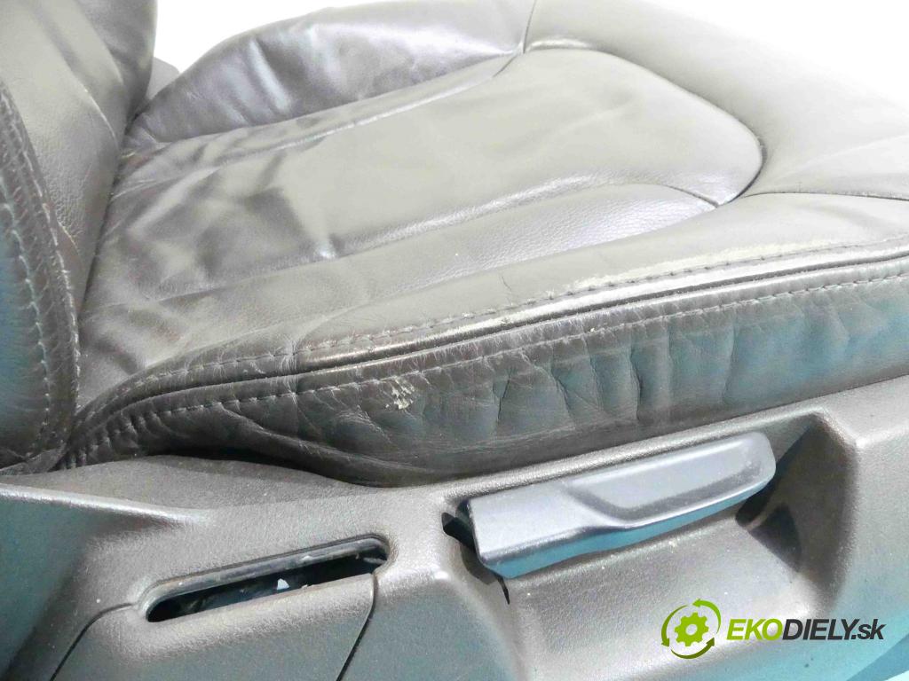 Audi Q7 2005-2015 3.0 tdi 211KM automatic 155 kW 2967 cm3 5- Sedačka pravý  (Sedačky, sedadlá)