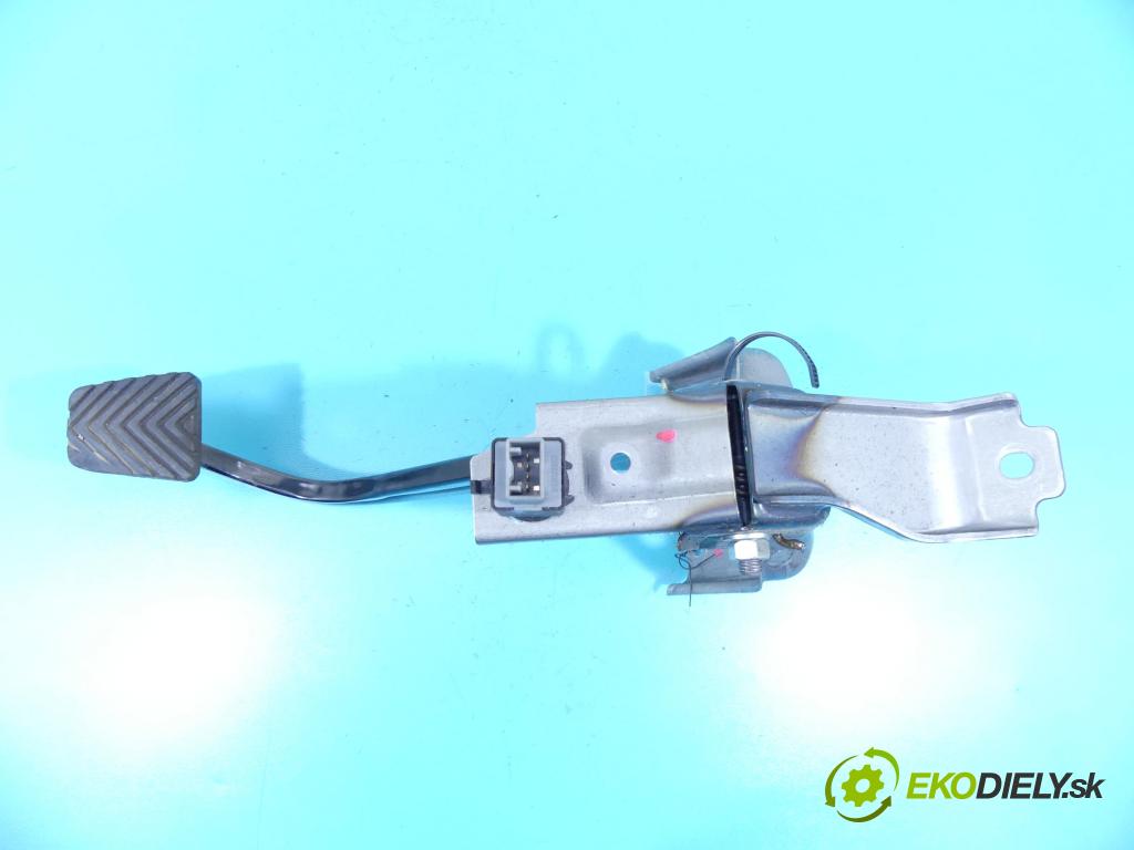 Hyundai i20 II 2014 -2020 1.2 16v 84KM manual 61,8 kW 1248 cm3 5- pedále 32800-C8100 (Pedále)