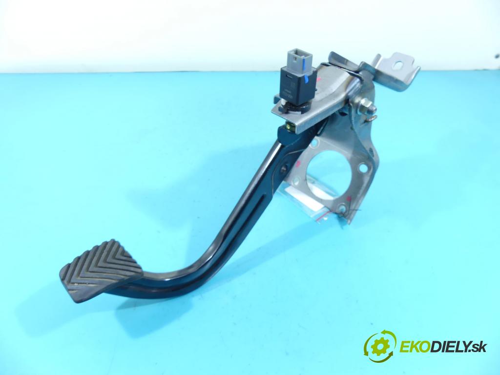 Hyundai i20 II 2014 -2020 1.2 16v 84KM manual 61,8 kW 1248 cm3 5- pedále 32800-C8100 (Pedále)