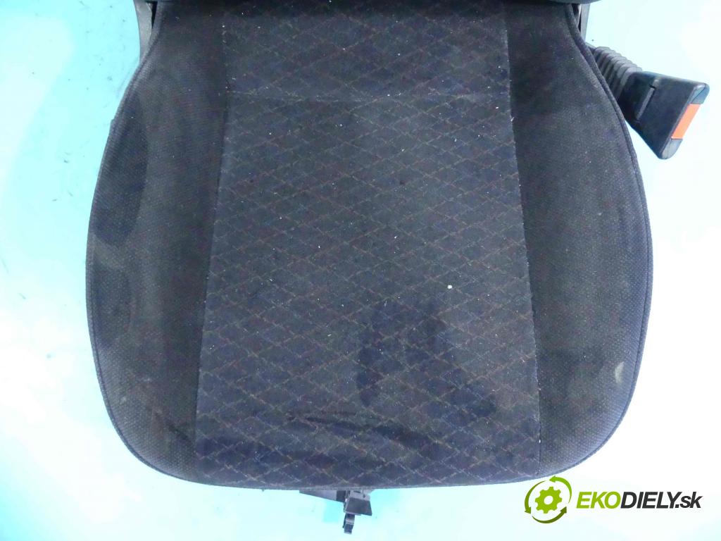 Opel Astra II 1998-2009 1.8 16v 116 HP manual 85 kW 1796 cm3 4- Sedačka pravý  (Sedačky, sedadlá)