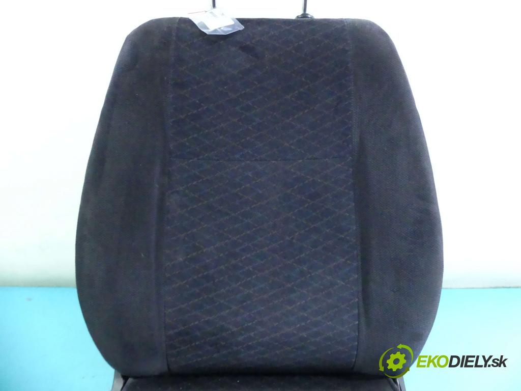 Opel Astra II 1998-2009 1.8 16v 116 HP manual 85 kW 1796 cm3 4- Sedačka pravý  (Sedačky, sedadlá)