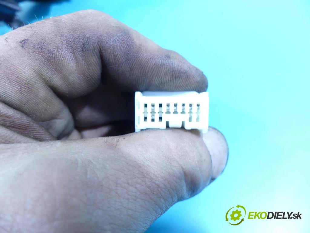 Honda CR-V III 2006-2011 2.2 i-DTEC 150 hp manual 110 kW 2199 cm3 5- zpětné zrcátko pravé  (Klika dveří ostatní)