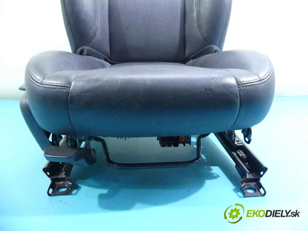 Volvo XC60 I 2008-2017 2.4d 181KM automatic 133 kW 2400 cm3 5- Sedačka pravý  (Sedačky, sedadlá)