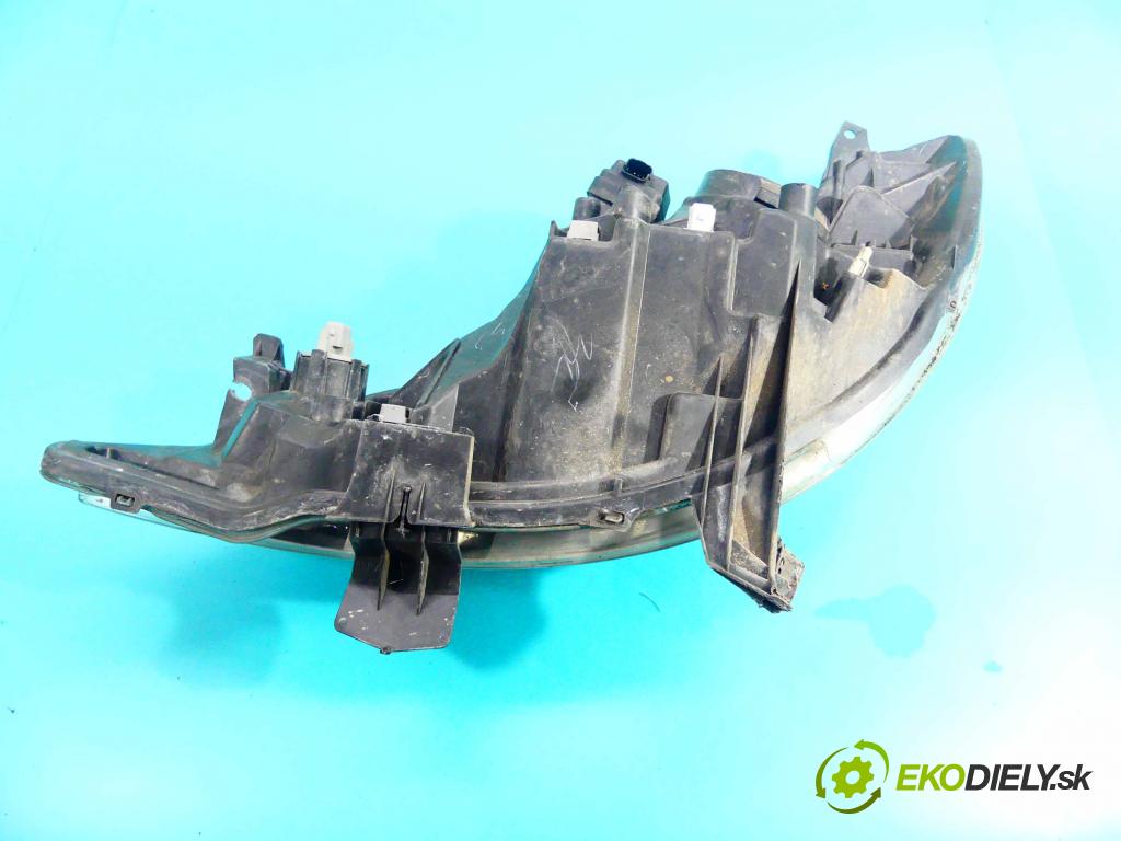 Peugeot 107 1.0 68 HP manual 50 kW 998 cm3 5- Reflektor: pravý 81110-0H030 (Pravé)