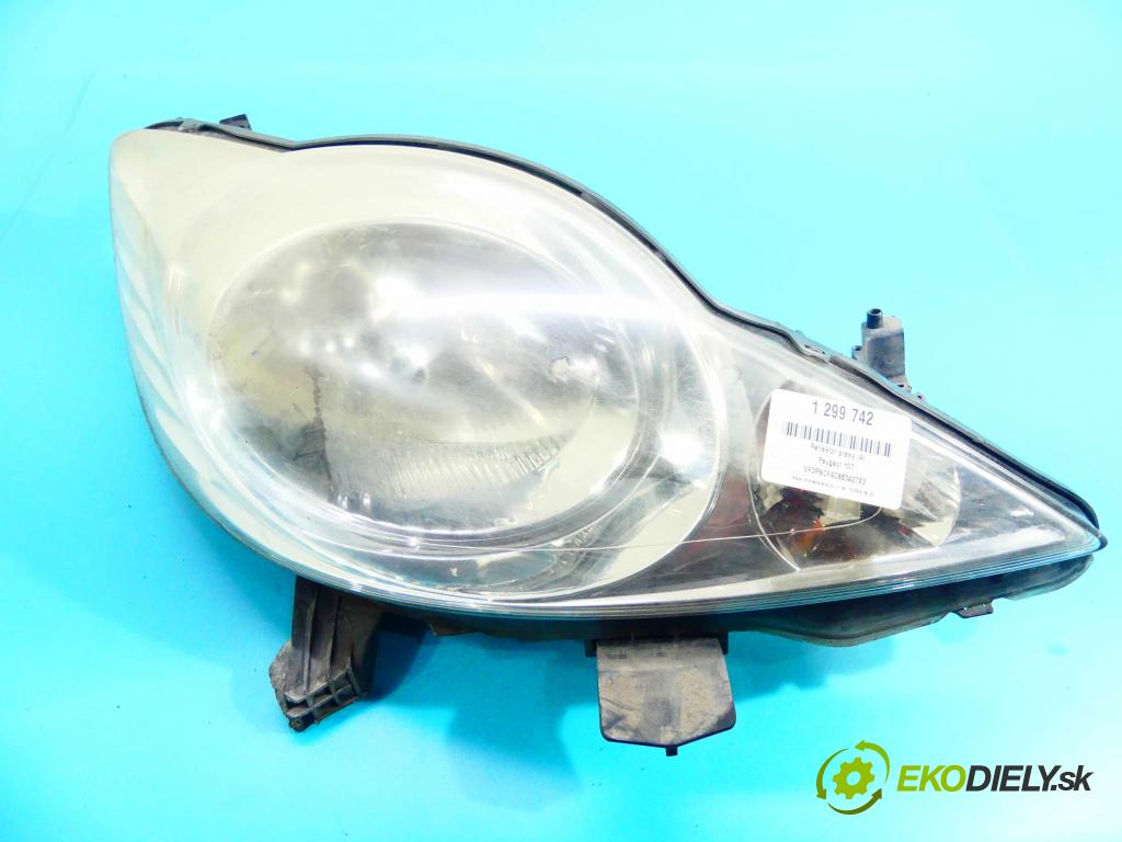 Peugeot 107 1.0 68 HP manual 50 kW 998 cm3 5- Reflektor: pravý 81110-0H030 (Pravé)