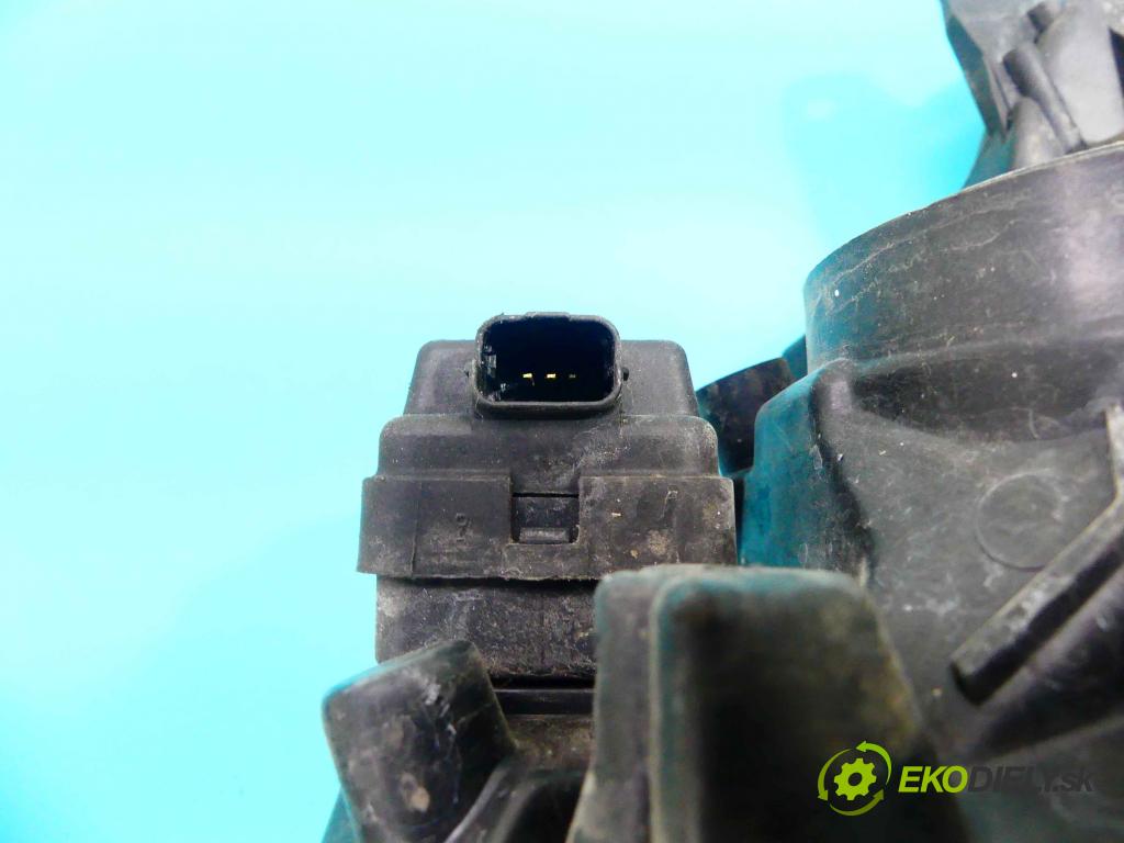 Peugeot 107 1.0 68 HP manual 50 kW 998 cm3 5- Reflektor: pravý 81110-0H030 (Pravé)