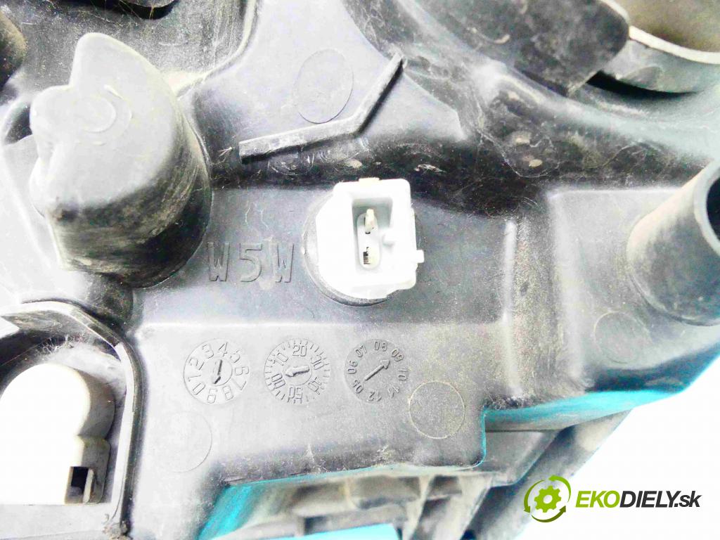 Peugeot 107 1.0 68 HP manual 50 kW 998 cm3 5- Reflektor: pravý 81110-0H030 (Pravé)