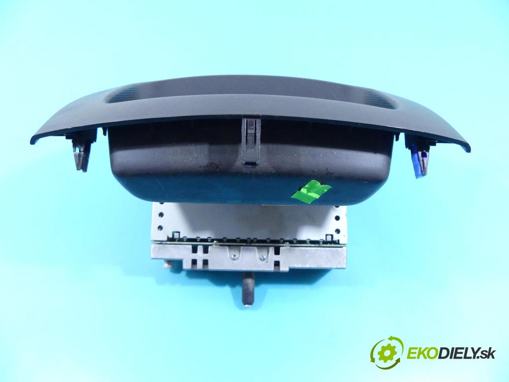 Peugeot 107 1.0 68 HP manual 50 kW 998 cm3 5- Radio originál