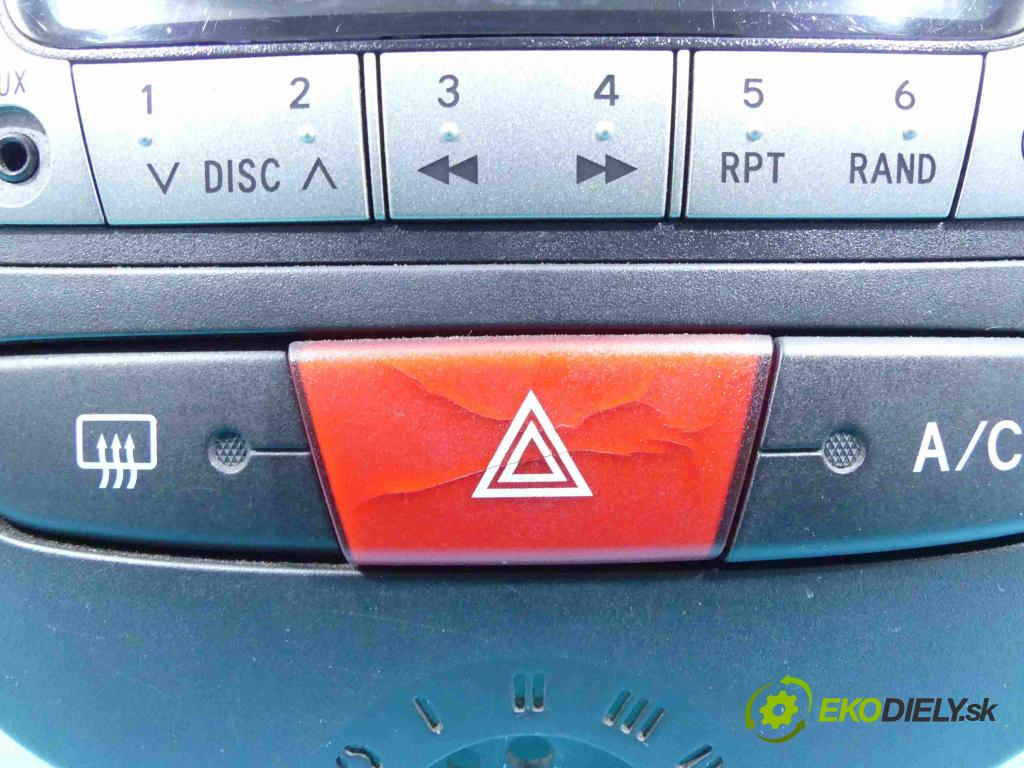 Peugeot 107 1.0 68 HP manual 50 kW 998 cm3 5- Radio originál