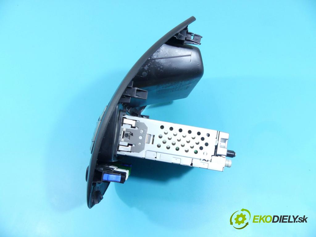 Peugeot 107 1.0 68 HP manual 50 kW 998 cm3 5- Radio originál