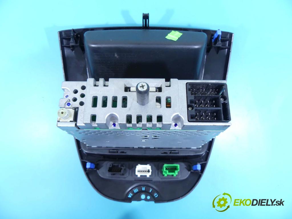 Peugeot 107 1.0 68 HP manual 50 kW 998 cm3 5- Radio originál