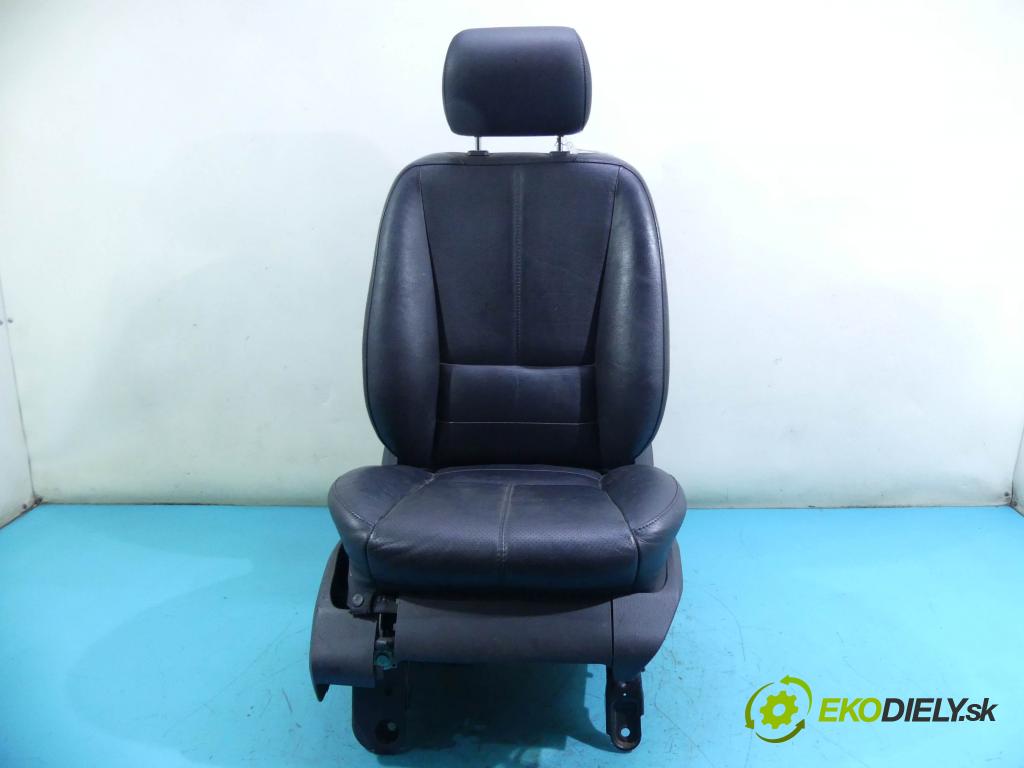 Mercedes ML W163 1997-2005 4.0 CDI V8 250 HP automatic 184 kW 3996 cm3 5- Sedačka pravý  (Sedačky, sedadlá)