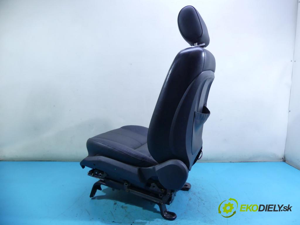 Mercedes ML W163 1997-2005 4.0 CDI V8 250 HP automatic 184 kW 3996 cm3 5- Sedačka pravý  (Sedačky, sedadlá)