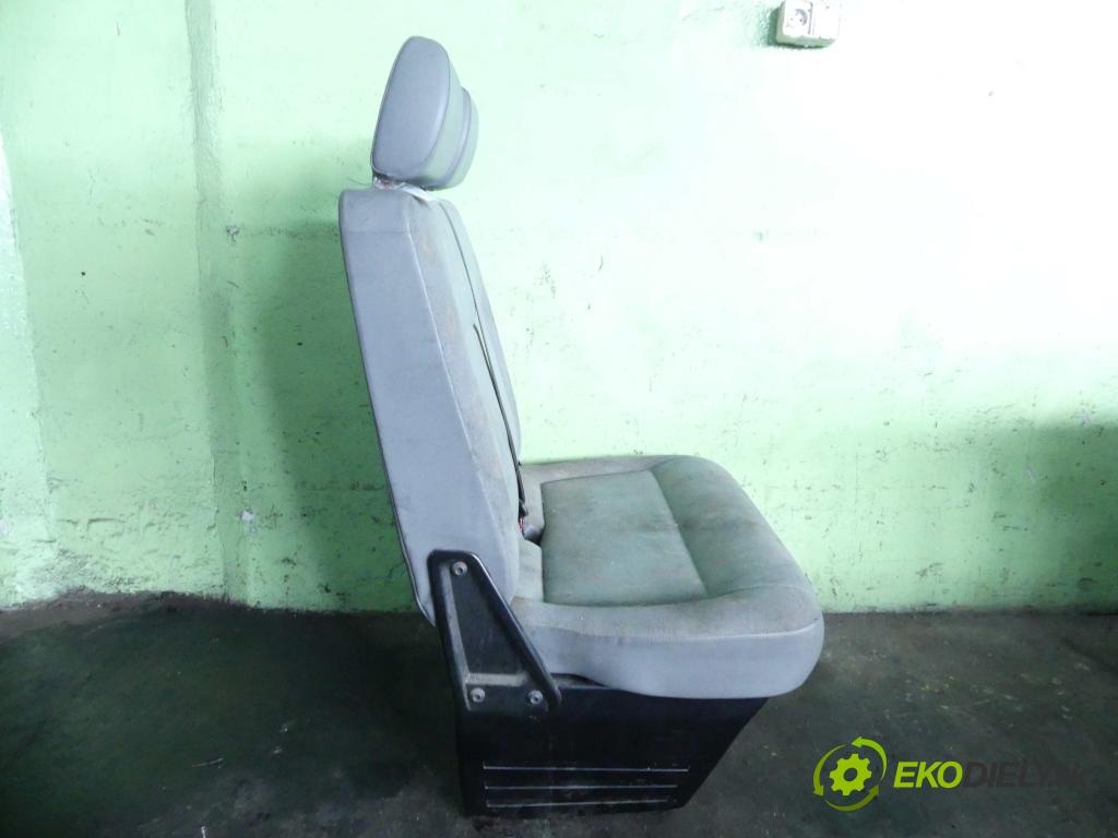 Vw Transporter T5 2003-2015 1.9 tdi 102 HP manual 75 kW 1896 cm3 5- Sedačka pravý  (Sedačky, sedadlá)