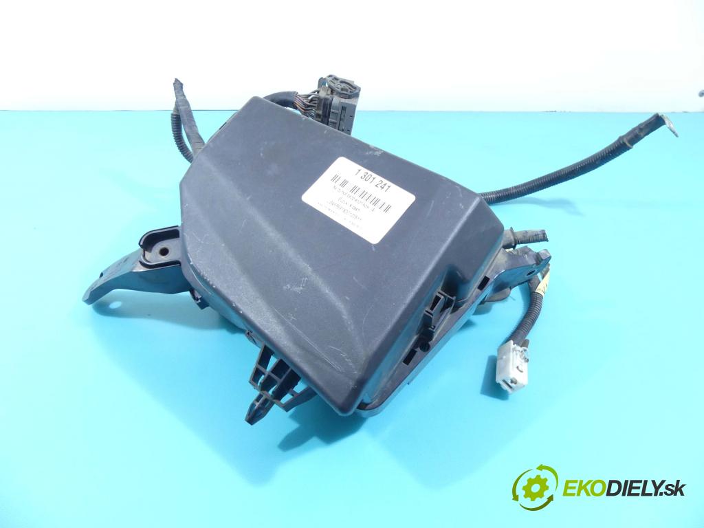 Suzuki Kizashi 2.4 16v 178KM manual 131 kW 2393 cm3 4- skříňka pojistková 36068-57L10 (Pojistkové skříňky)