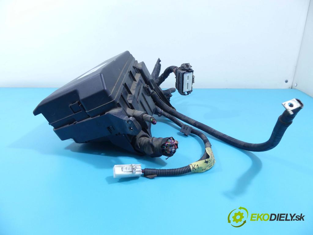 Suzuki Kizashi 2.4 16v 178KM manual 131 kW 2393 cm3 4- skříňka pojistková 36068-57L10 (Pojistkové skříňky)