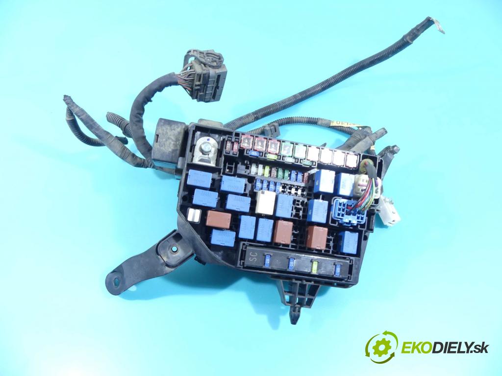 Suzuki Kizashi 2.4 16v 178KM manual 131 kW 2393 cm3 4- skříňka pojistková 36068-57L10 (Pojistkové skříňky)