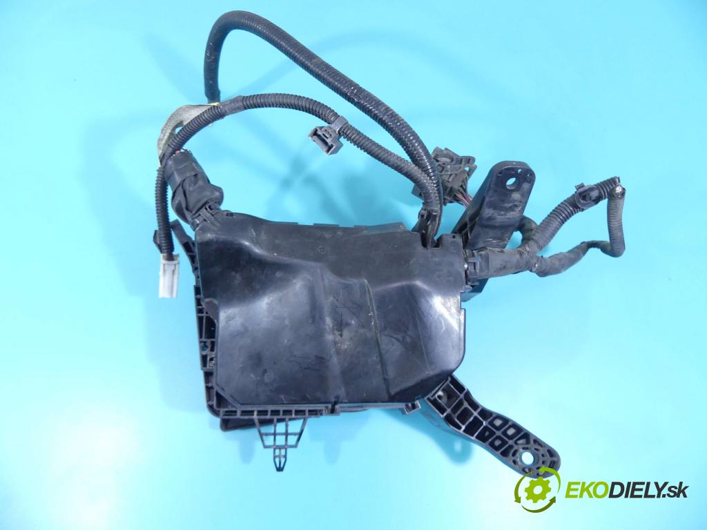 Suzuki Kizashi 2.4 16v 178KM manual 131 kW 2393 cm3 4- skříňka pojistková 36068-57L10 (Pojistkové skříňky)