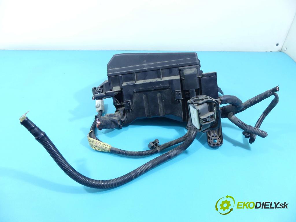 Suzuki Kizashi 2.4 16v 178KM manual 131 kW 2393 cm3 4- skříňka pojistková 36068-57L10 (Pojistkové skříňky)