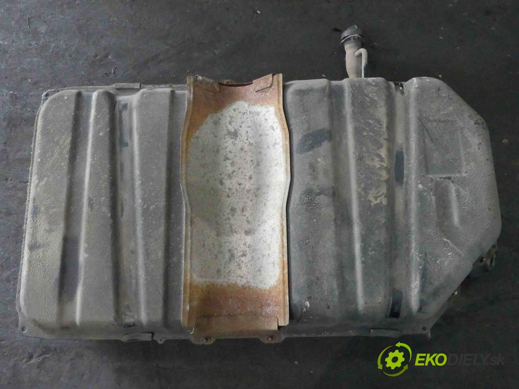 Suzuki Kizashi 2.4 16v 178HP: manual 131 kW 2393 cm3 4- Nádrž: palivo  (Nádrže)