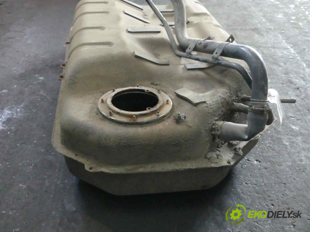 Suzuki Kizashi 2.4 16v 178HP: manual 131 kW 2393 cm3 4- Nádrž: palivo  (Nádrže)