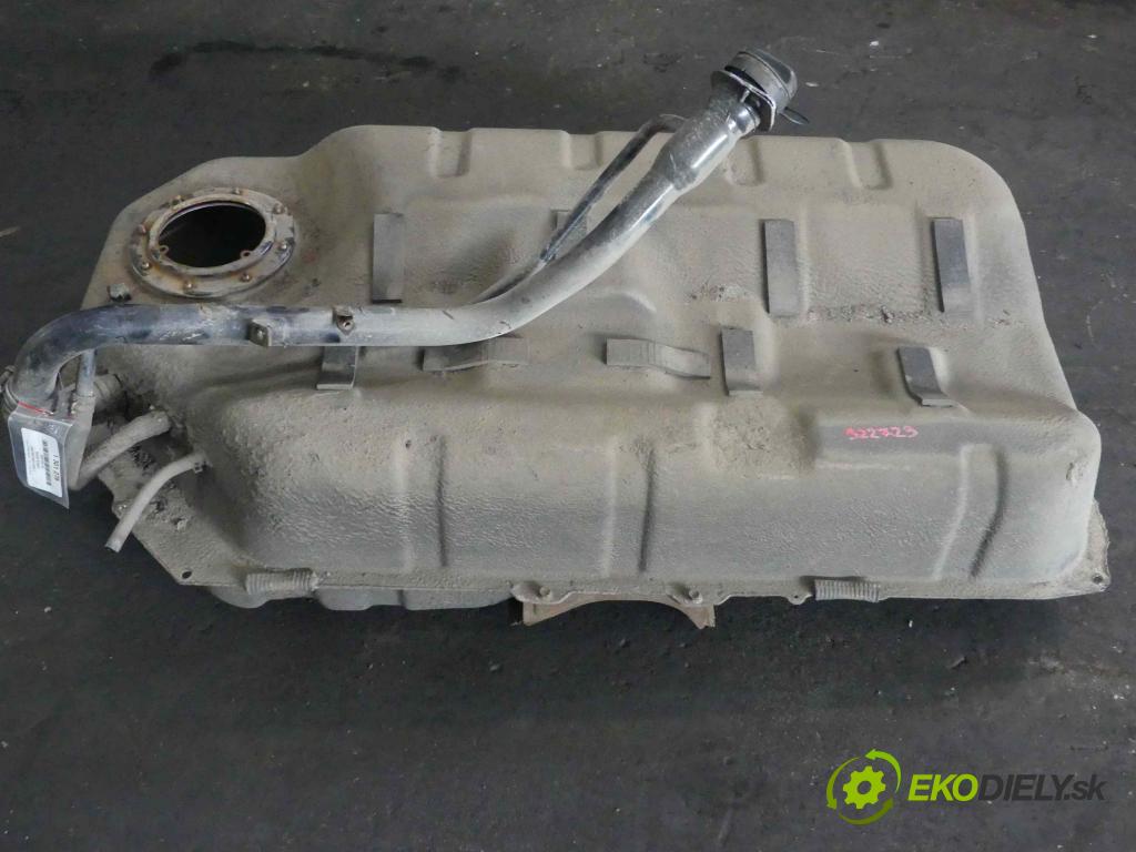 Suzuki Kizashi 2.4 16v 178HP: manual 131 kW 2393 cm3 4- Nádrž: palivo  (Nádrže)